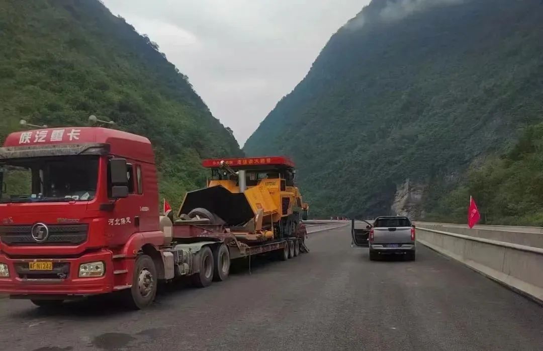 Power KDT2360 anti-segregation paver manufactured by Zhongda is used by Sichuan Luqiao No.3 Branch to carry out the pavement work of Ehan Expressway