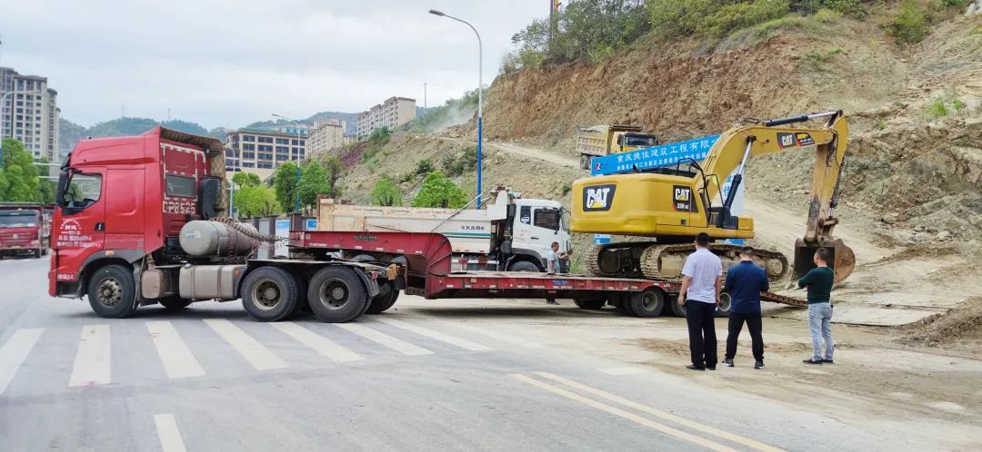 Seizure of excavators in different places is blocked, and joint execution is carried out to rescue them.