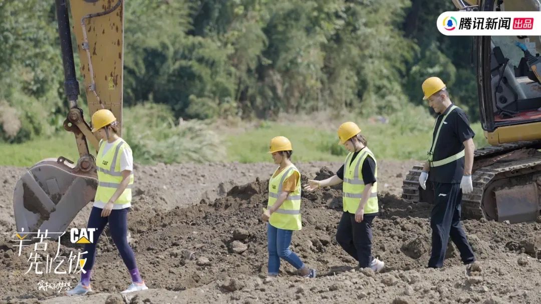 "Hard work, eat first": Bateer roasted the whole sheep for the women's basketball team and the female excavator.