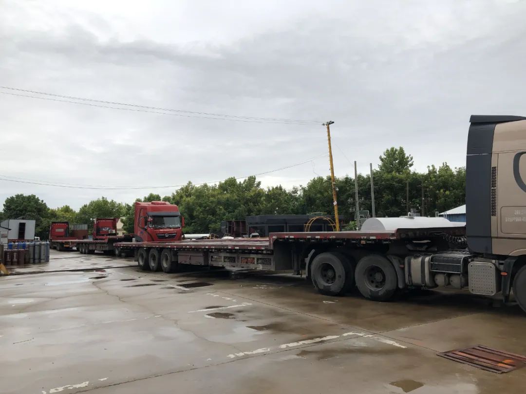 Liaoyuan Construction Machinery Co., Ltd.: The motorcade enters the factory, loads and delivers the goods!