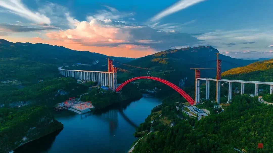 Shock! The world's largest span deck concrete-filled steel tubular arch bridge is escorted by Sany equipment!