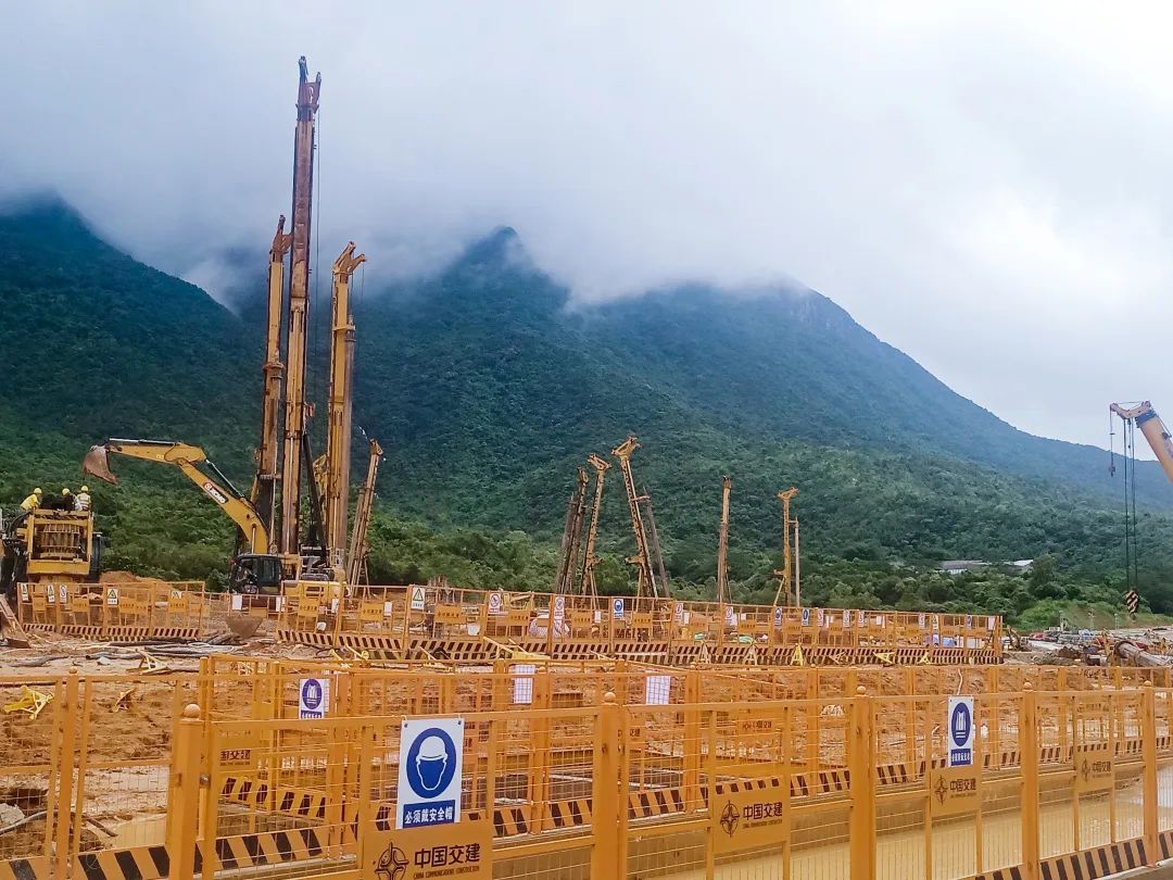 Accelerating the Dawan District on the "Track", 22 XCMG Rotary Drilling Rigs Start the "Team Battle"!