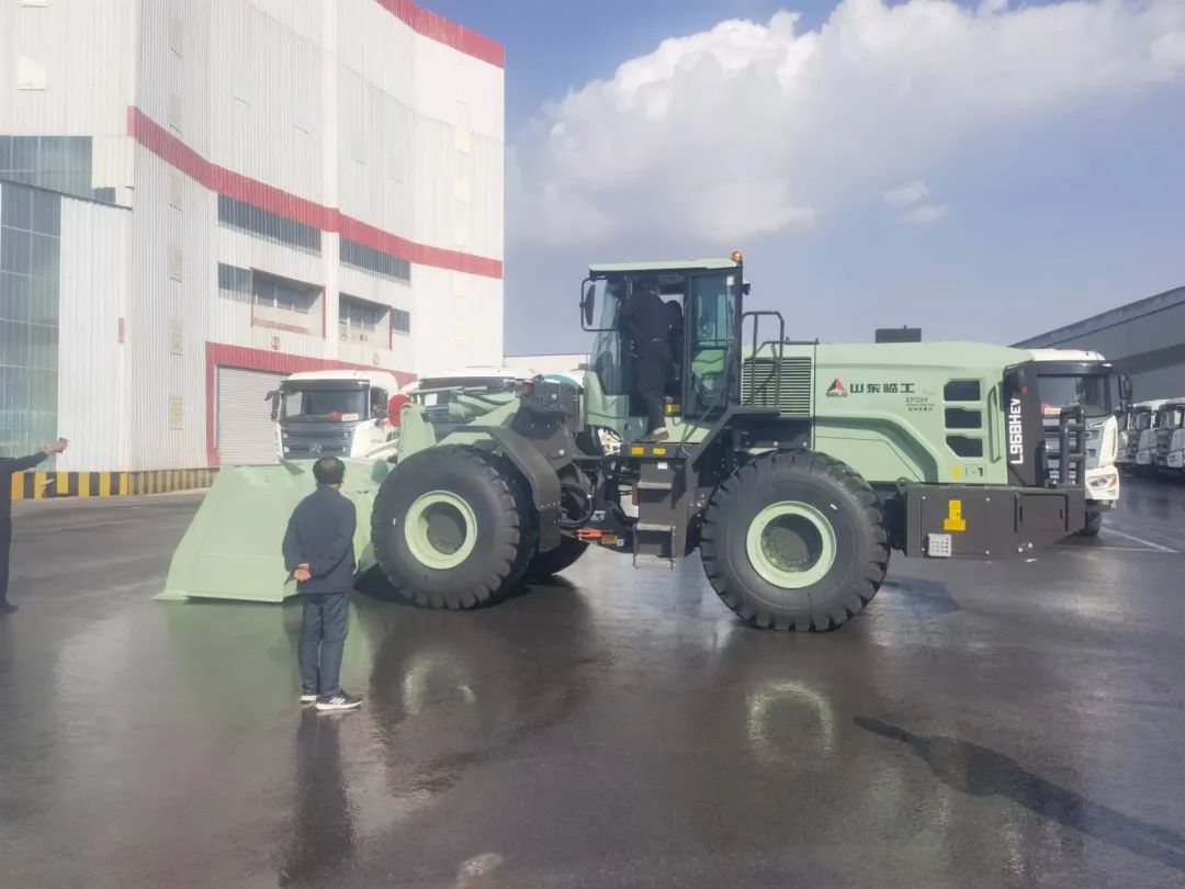 Craftsmanship Boutique Helps Reduce Emission, Lingong Large Tonnage Electric Loader Delivered to Hebei Customers
