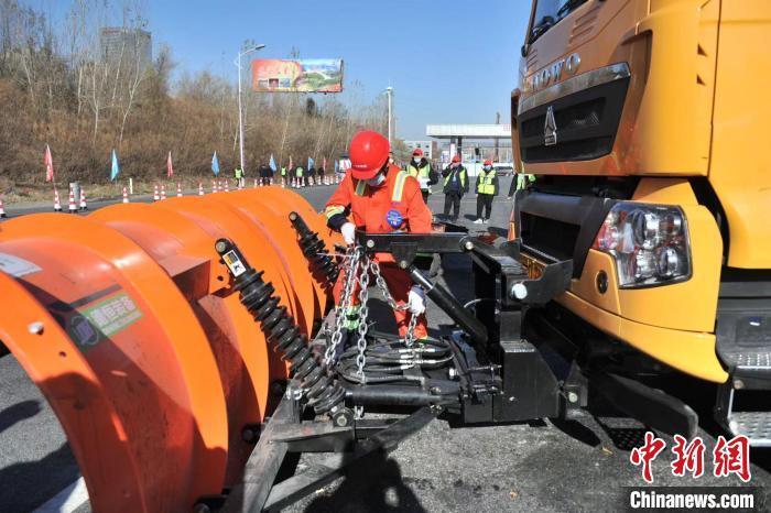 Expressway Maintenance Workers Show Stunt: Brush Cutter "Bottle Cap" Snow Removal Vehicle "Chopsticks Shovel"