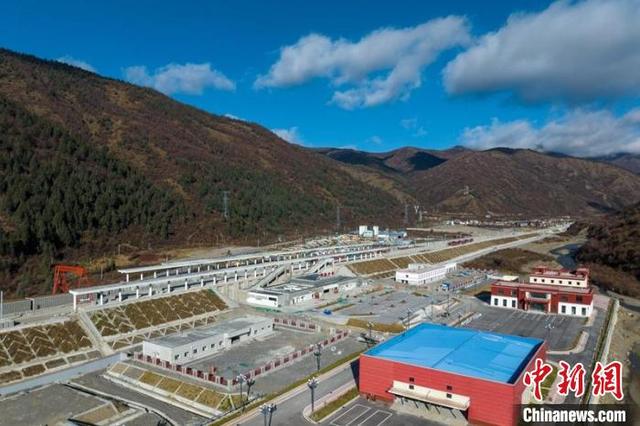 The steel structure of Songpan Station, the largest station of Chengdu-Lanzhou Railway in Sichuan Province, is completely capped.