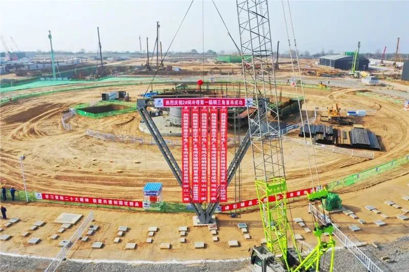 Successful First Lifting of the World's First "Five Towers in One" Unit, Zoomlion Crane Continues Construction Legend