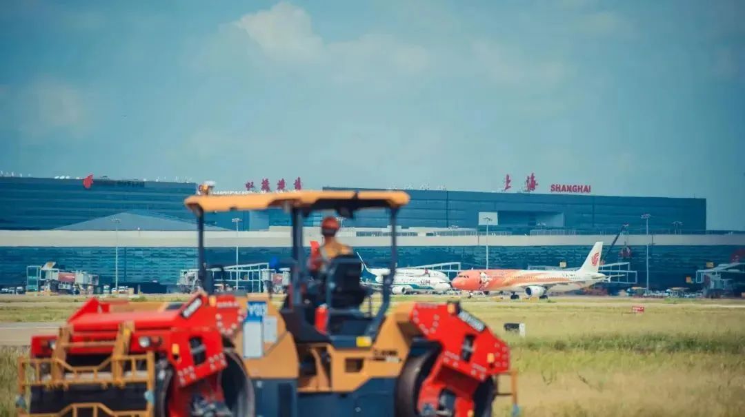 Help Shanghai's "Centenarian" Runway Renew! XCMG asphalt equipment cluster is coming!