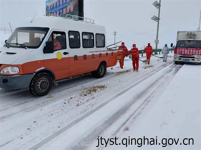 Highway Management and Maintenance Units in Qinghai Province Fully Carry out Road Snow Clearing and Traffic Protection Work