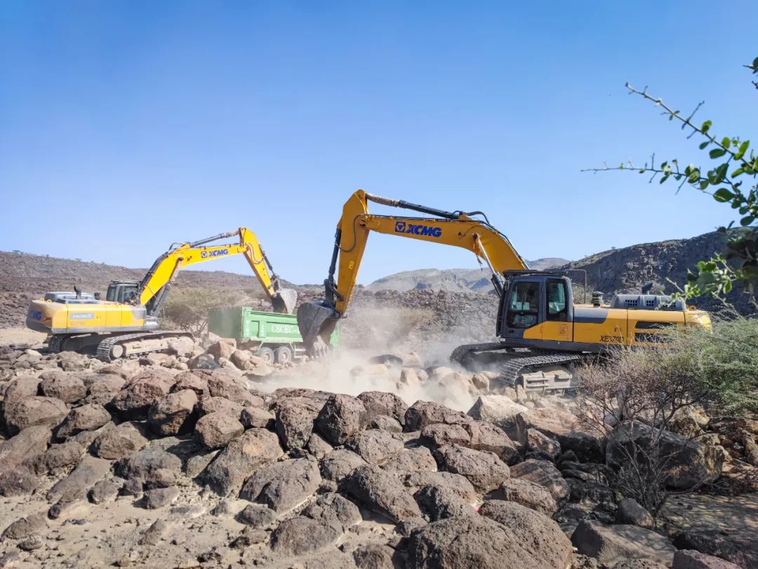 "Super Road Team" is coming! XCMG Excavator Landing on "Roof of Africa"