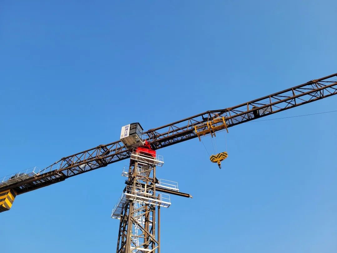 With an independent height of 82 meters, the super-large flat-head tower crane was launched at the foot of the mountains and rivers.