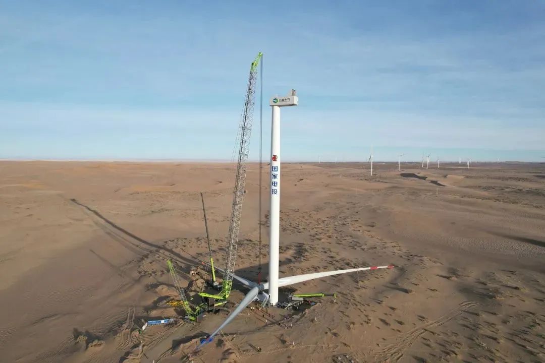 Zoomlion Crane Completes First Lifting Construction of Wind Turbines for State Power Investment Corporation's Alashan 400MW Wind Power Project