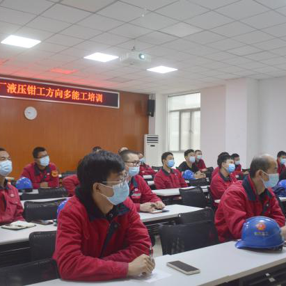 To carry out the training of multi-skilled workers, China Railway Construction Heavy Industry has explored a new mode of training compound high-skilled talents.