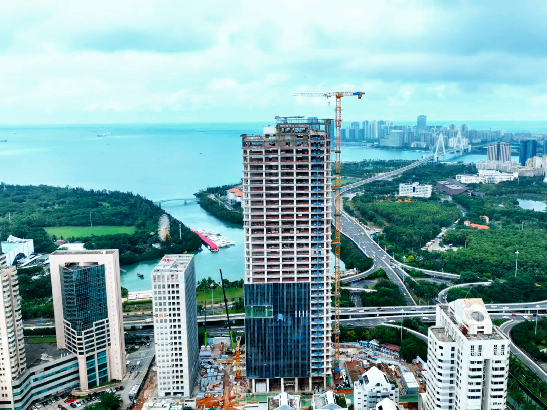 Haikuo Leaps with "Tower" | XCMG Tower Crane Helps Build Haikou Zhonghai International Center