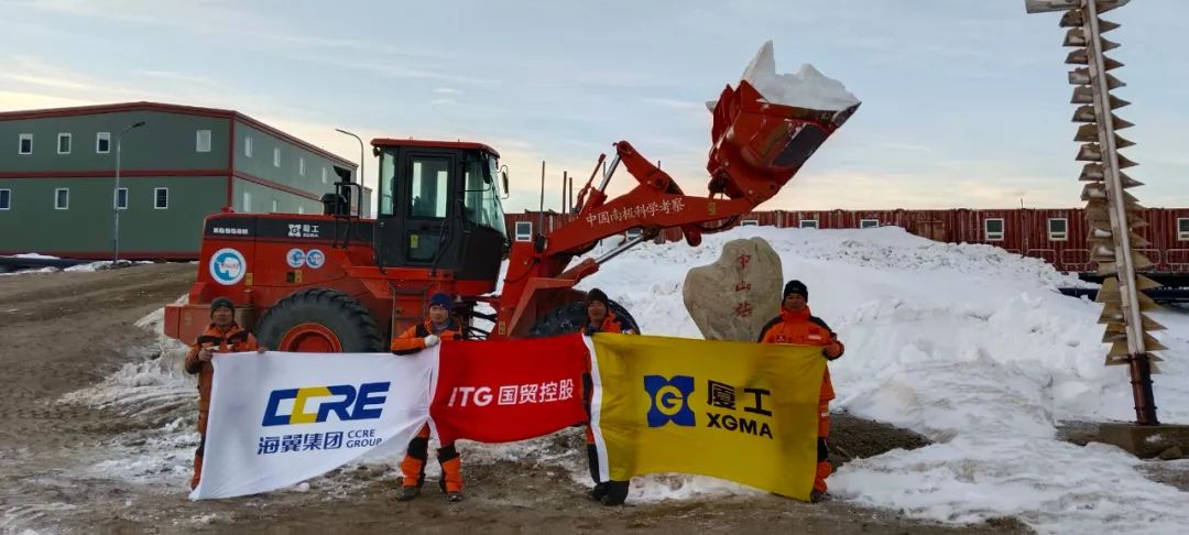 Four XGMA mechanics "join forces" at the South Pole!