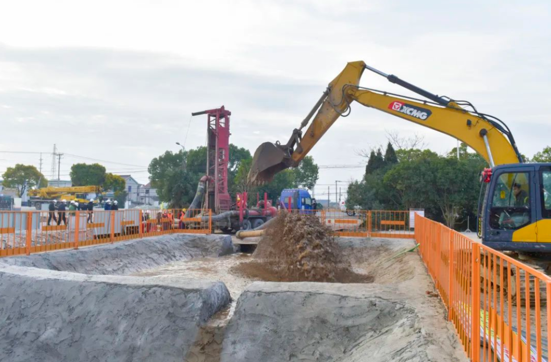 New progress has been made in the construction of several railways along the Yangtze River in the south and north.