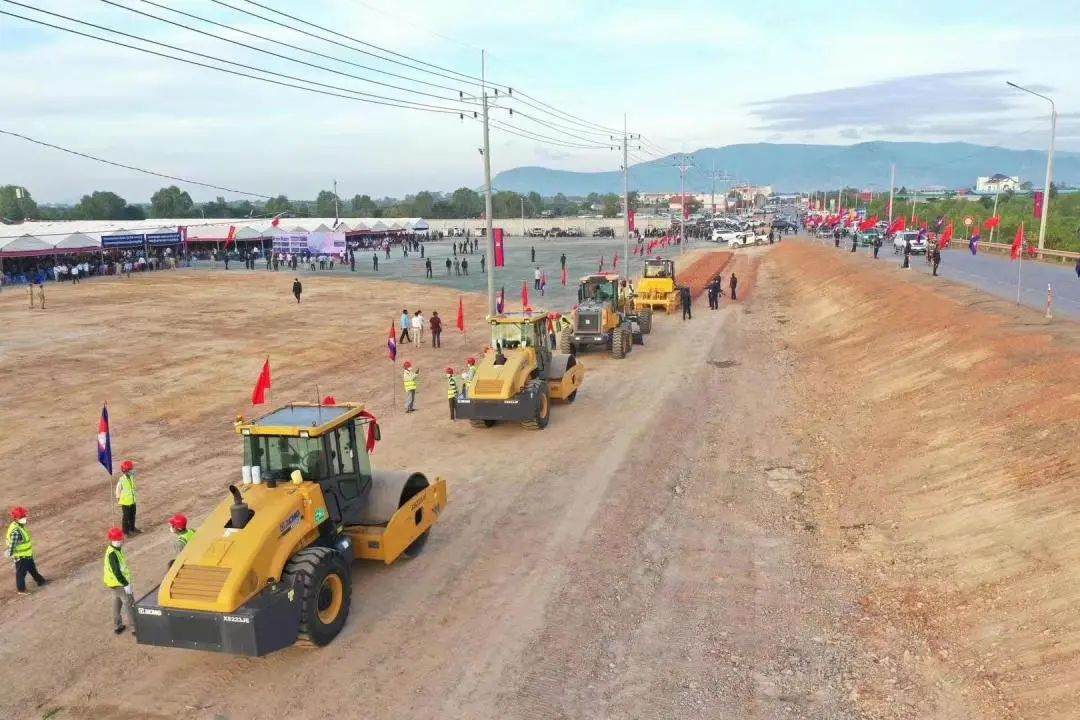 Work! Cambodian Prime Minister Hun Sen Personally Drives XCMG Equipment: Thank Chinese Enterprises for Their Outstanding Contributions