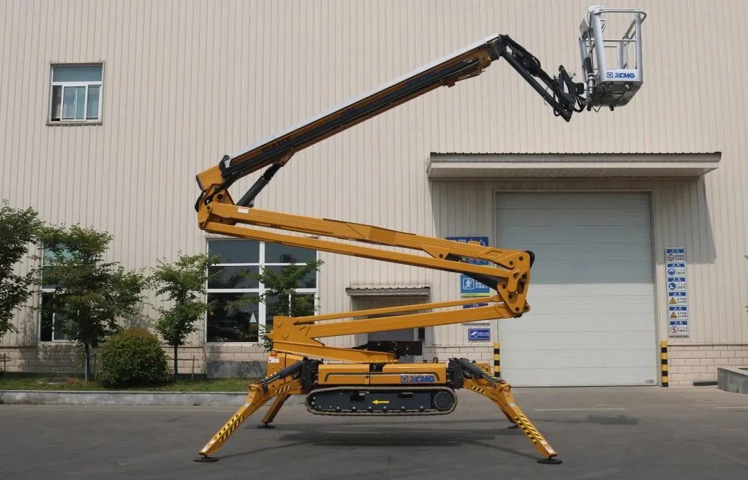 Compact and flexible, efficient construction! Look at XCMG XGA26X crawler spider arm truck