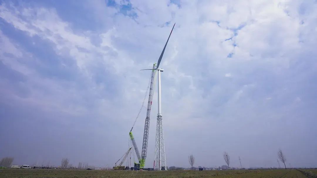 Zoomlion: ZCC9800W Helps the Successful Hoisting of the First 165-meter Lattice Tower in China