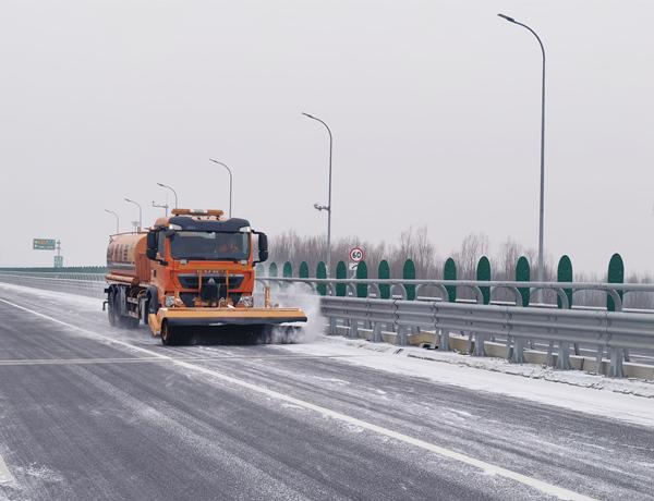 Facing the first snowfall, Beijing expressway is equipped with one set of snow removal equipment per kilometer.