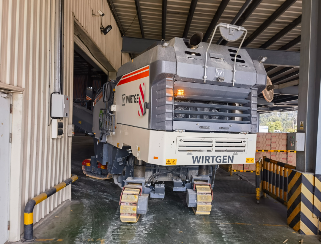 National IV New Product | Flexible: Indoor Milling Application of Wirtgen Medium-sized Milling Machine