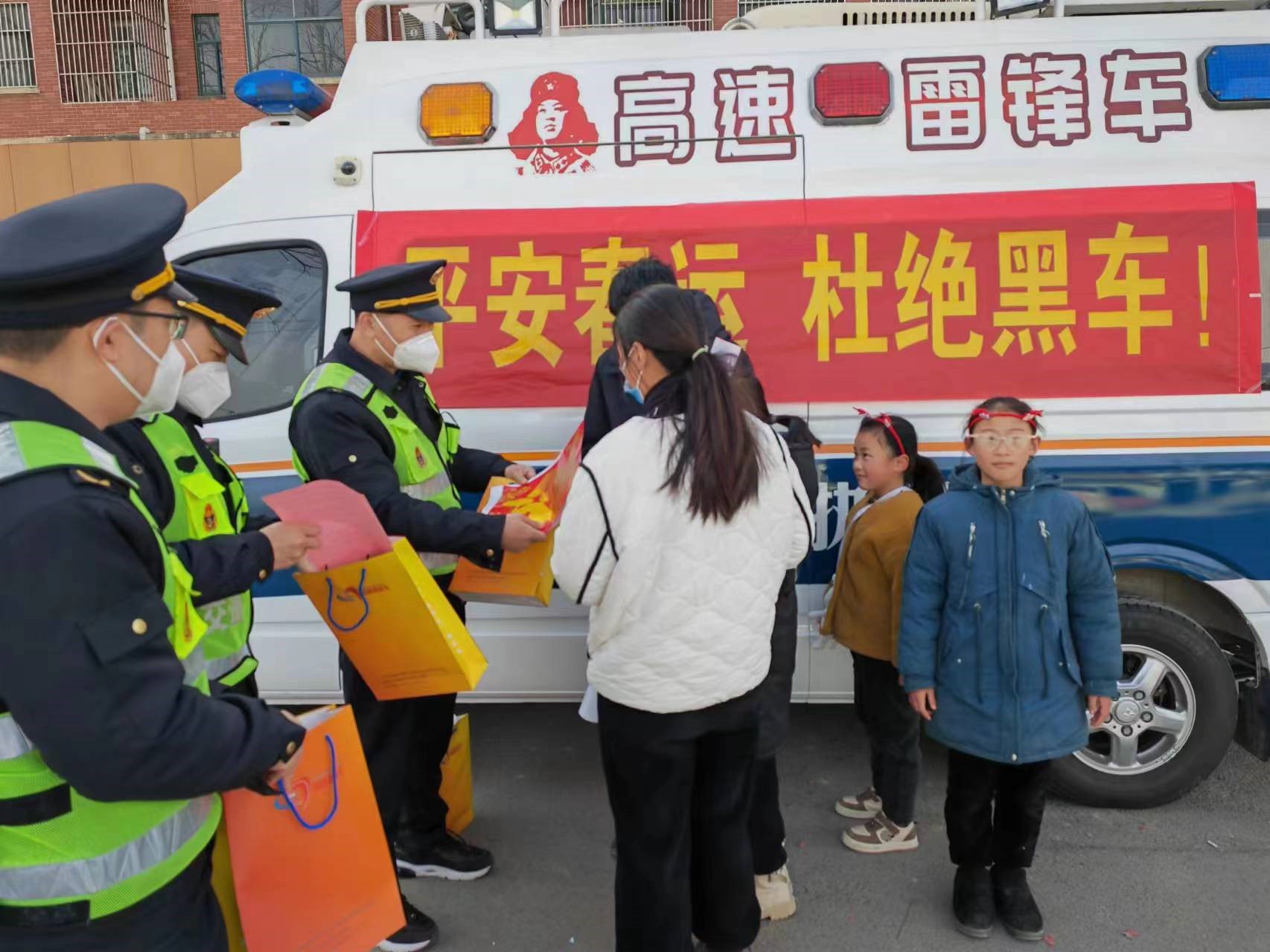 Rule of Law New Year's Goods "Catching up with the Big Fair" Five Brigades of Lianxu Detachment Carry out Law Popularization Activities