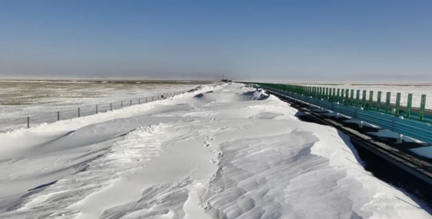 "Rabbit" Contributes? China Railway Construction Heavy Industry's First Snow Thrower Appears on Beijing-Xinjiang Expressway to Remove Snow Quickly and Ensure Smooth Traffic