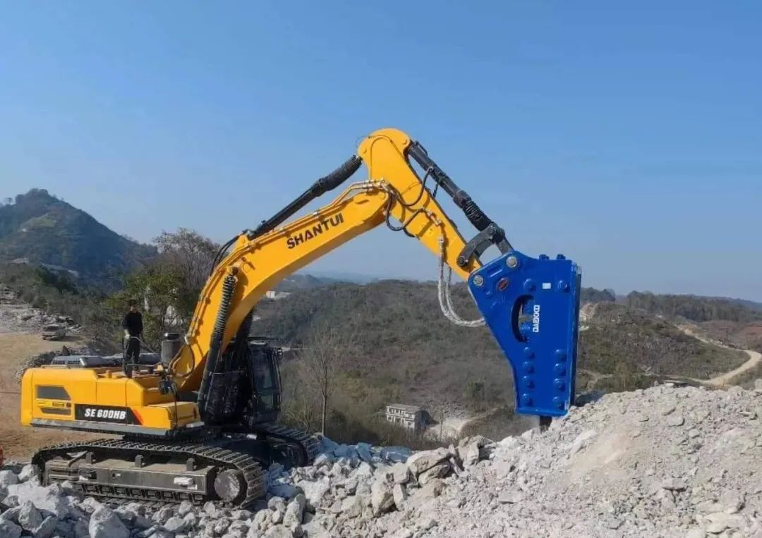 Good luck in starting work | Busy in starting work, more busy in handing over the mountain bulldozer and excavator