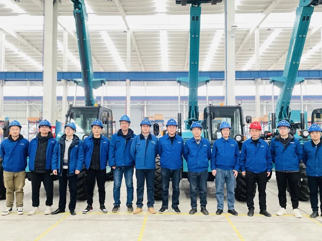 "Rabbit flies forward" to add new products! Two Telescopic Arm Forklift Trucks of Sunward Intelligence Roll off the Production Line at the Same Time