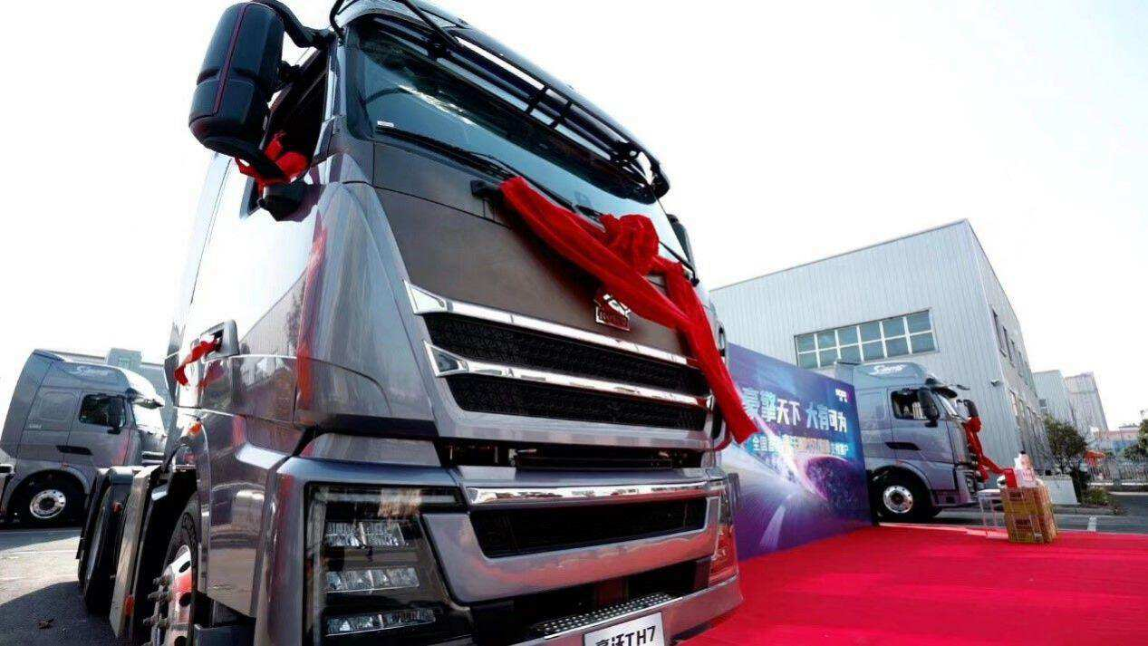 Sinotruk HOWO TH7/WP15T/680 Horsepower Roars, Extraordinary Strength Crowns "King of Trunk Logistics"