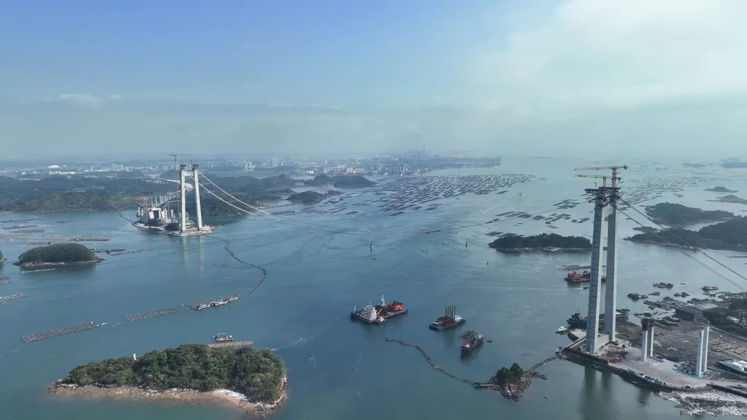 Completion of the Highest Catwalk on the Sea in Guangxi, Look at Zoomlion Tower Crane Breaking Through Clouds and Fog to Help Cross the Sea!