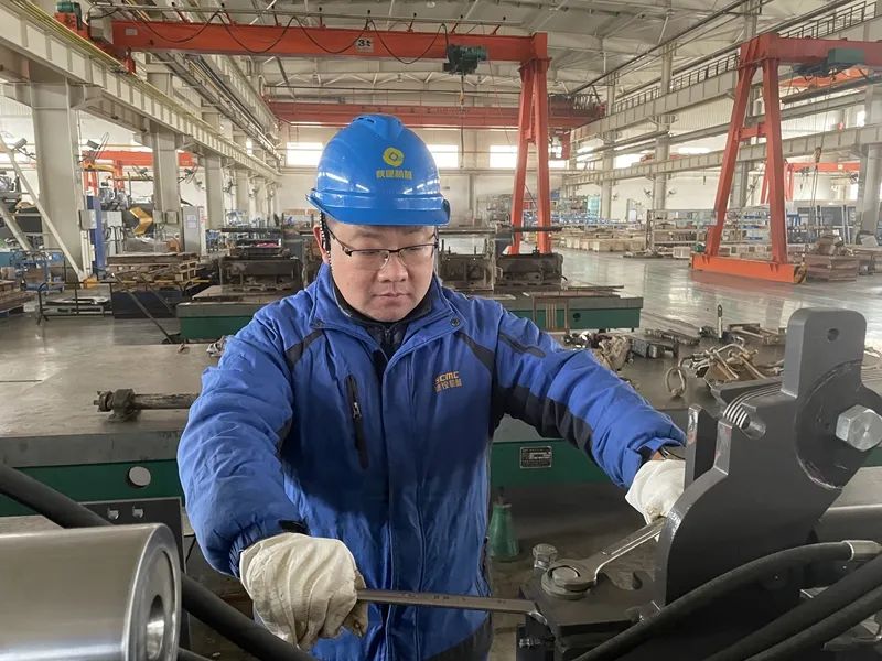 Two Senior Technicians of Shaanxi Construction Machinery Co., Ltd. were commended and rewarded by the Provincial Federation of Trade Unions