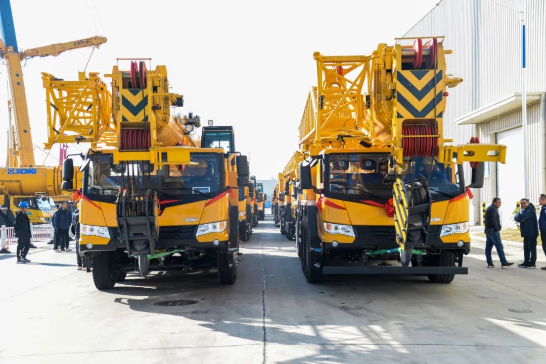 Send another batch! More than ten XCMG cranes went to Xinjiang in batches!