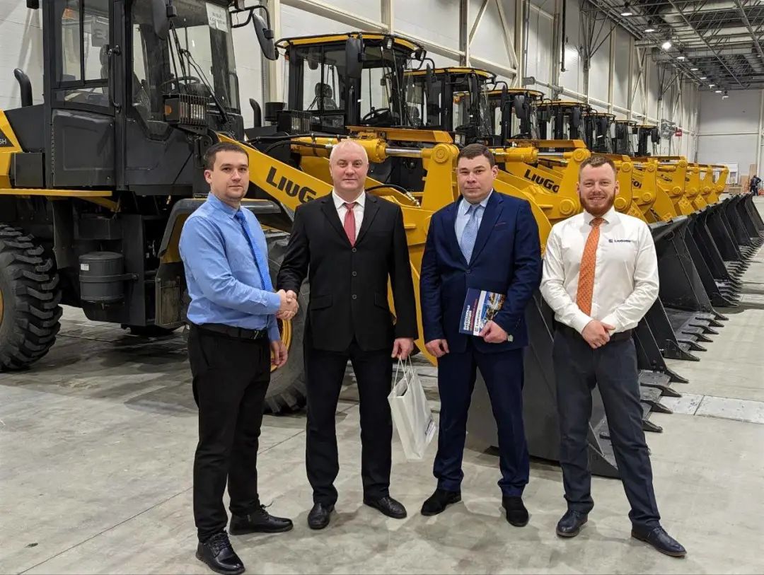 15 Liugong loaders delivered to the global railway giant!