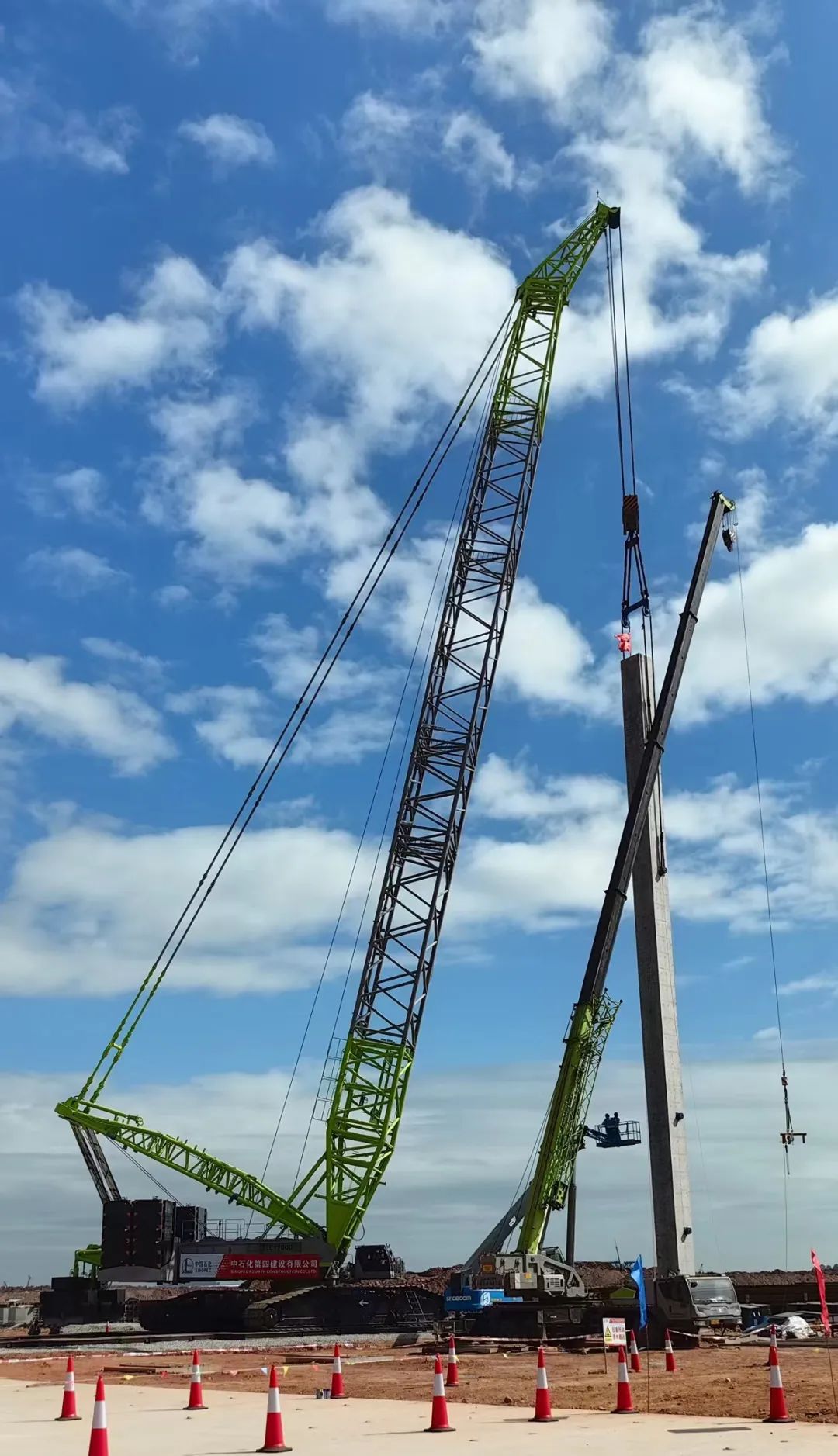 Lifting the Precast Column of Asia's Largest Stereo Warehouse for the First Time, Zoomlion Crane Fighting for Huizhou Ethylene Project