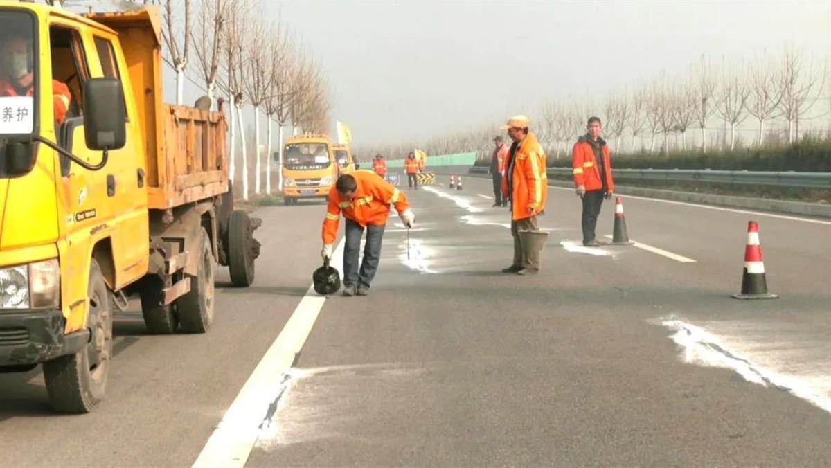 Jiangling County seizes the "golden period" of highway maintenance to maintain the smooth flow of national and provincial trunk roads throughout the county