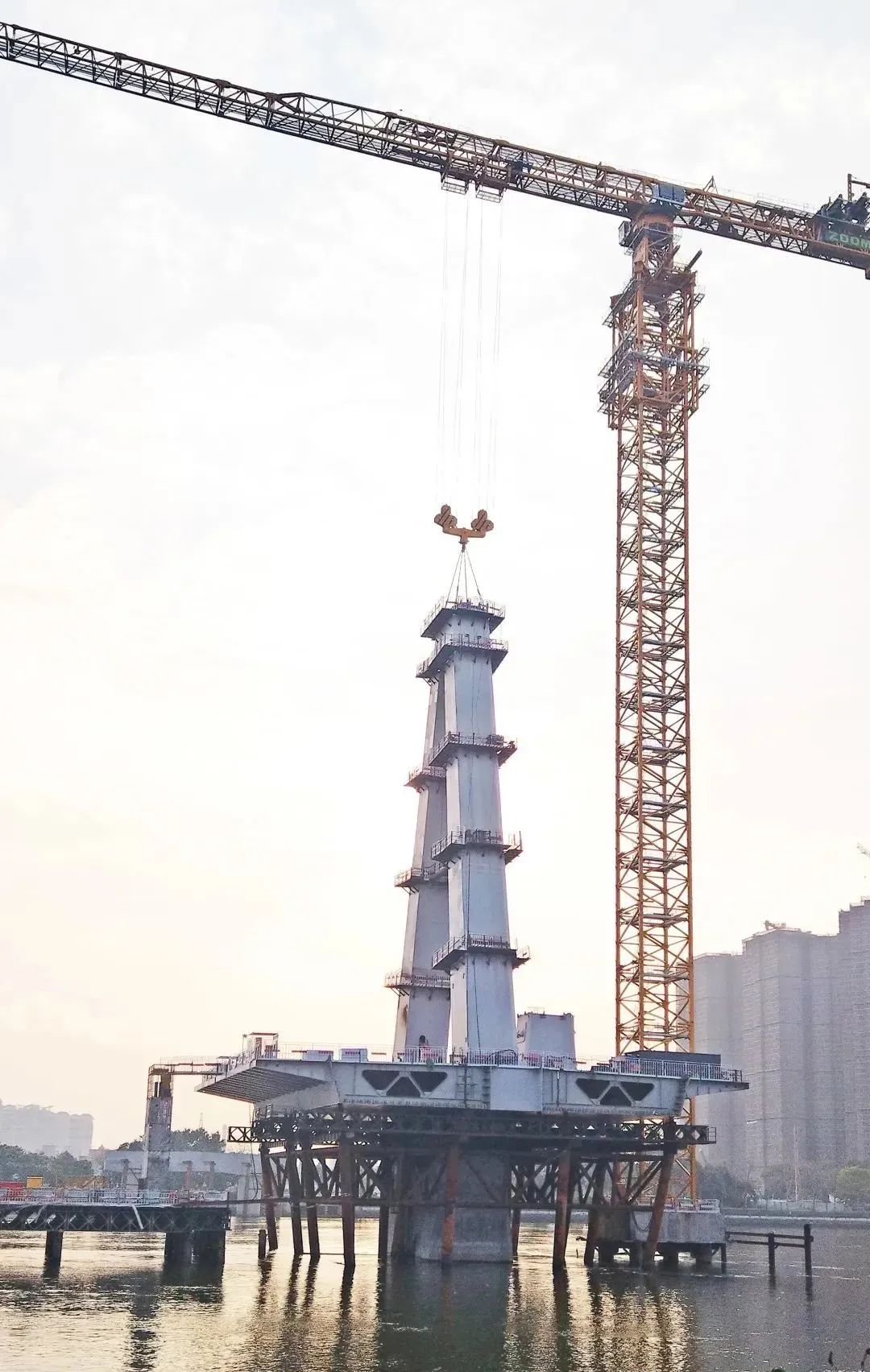 "Steadily hang" the Pearl River 100 meters in the air! Zoomlion Tower Crane Helps Close Main Tower of Guangfo Bridge