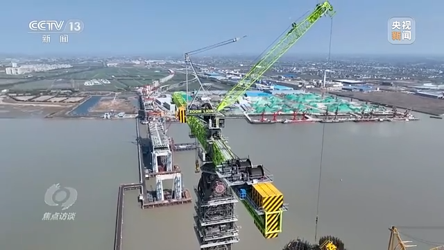 CCTV "Focus Interview" Heavy Focus! Look at Zoomlion Lifting Heavy Equipment Hard Core Lead