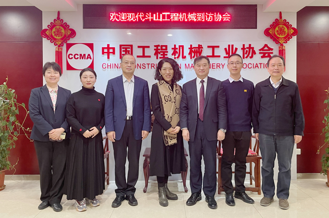 Hyundai Doosan Construction Machinery Minister Leng Mei and His Delegation Visit China Construction Machinery Industry Association