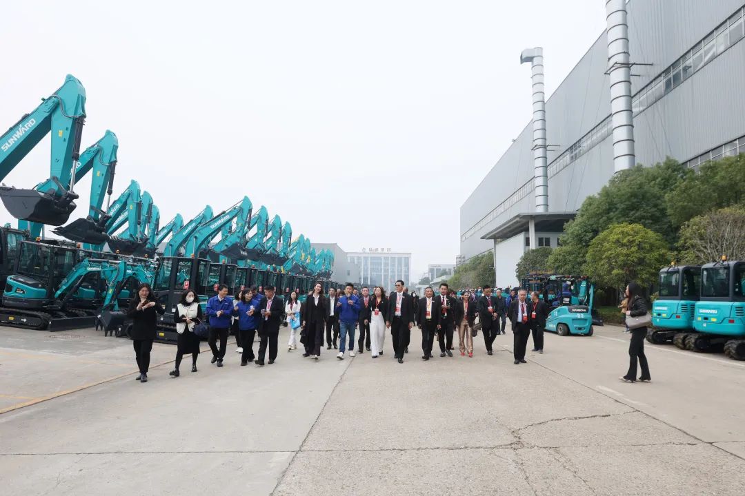Thai Delegation Visits Sunward