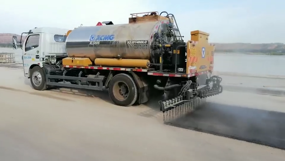 Xcmg Factory 8m3 Asphalt Spraying Tank Truck Xls803 Asphalt Sealing Sprayer For Sale