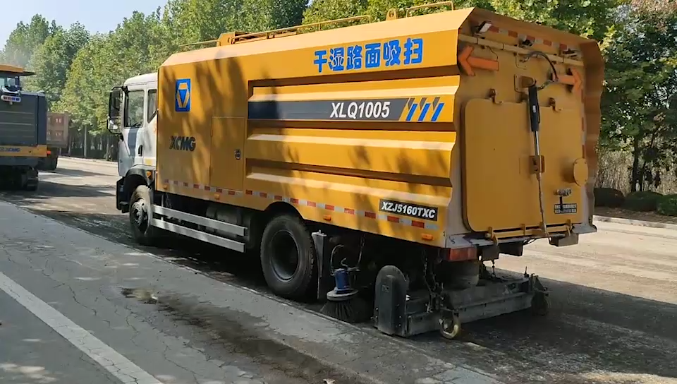 Xcmg Official Xlq705 Vacuum Cleaner Truck 7m3 Road Surface Dry Cleaning Truck Price For Sale