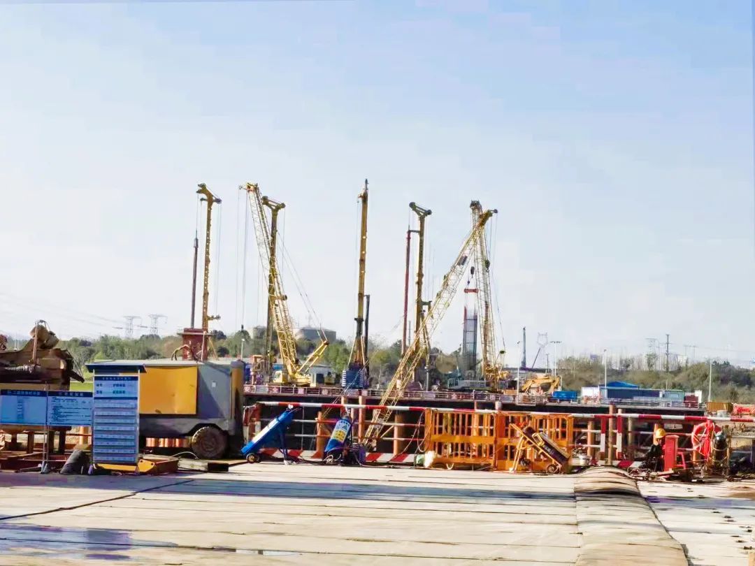 Flying rainbow across the Ganjiang River! XCMG large-tonnage rotary excavator group drilling main pier