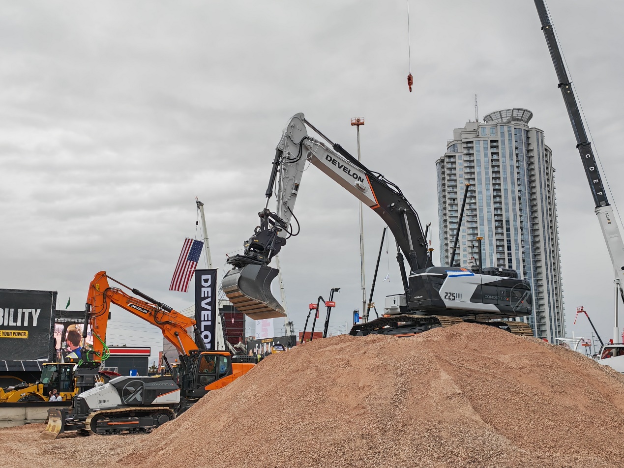 DEVELON US Pull Show Concept Aircraft Field Operation Demonstration