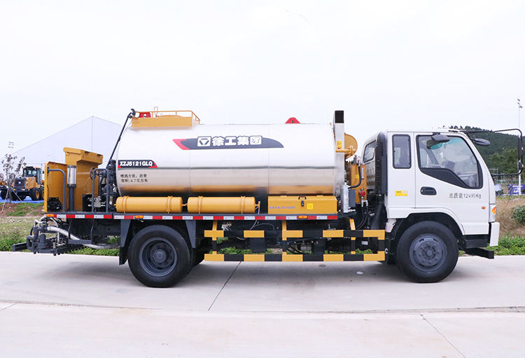 Xcmg Official 8m3 Road Machine Asphalt Bitumen Spreader Truck Xls803 For Sale