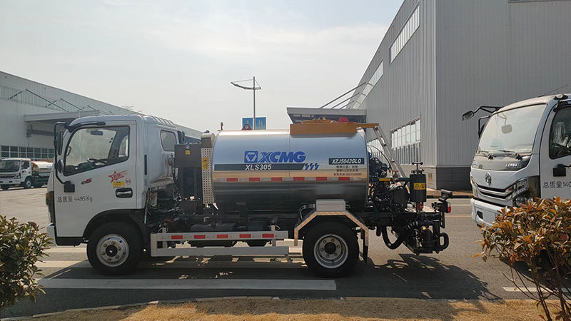 Xcmg Official 3m3 Small Bitumen Sprayer Truck Xls305 Intelligent Asphalt Distributor For Sale
