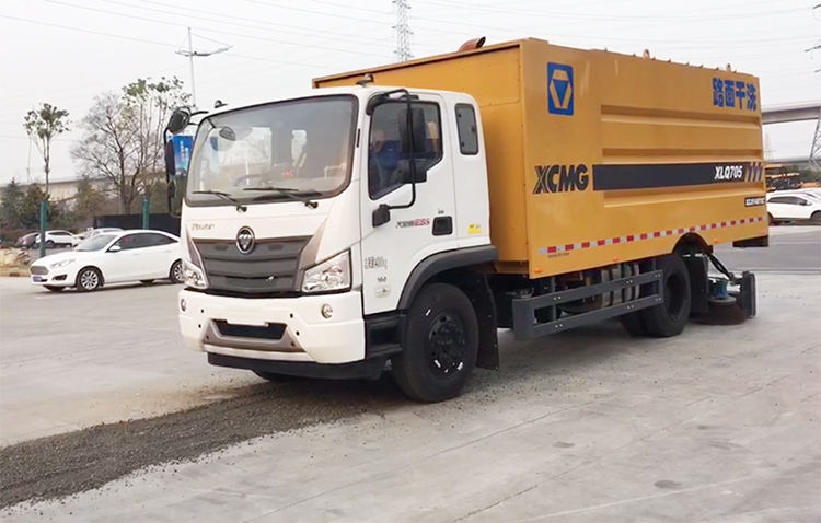 Xcmg Official Xlq705 Vacuum Cleaner Truck 7m3 Road Surface Dry Cleaning Truck Price For Sale