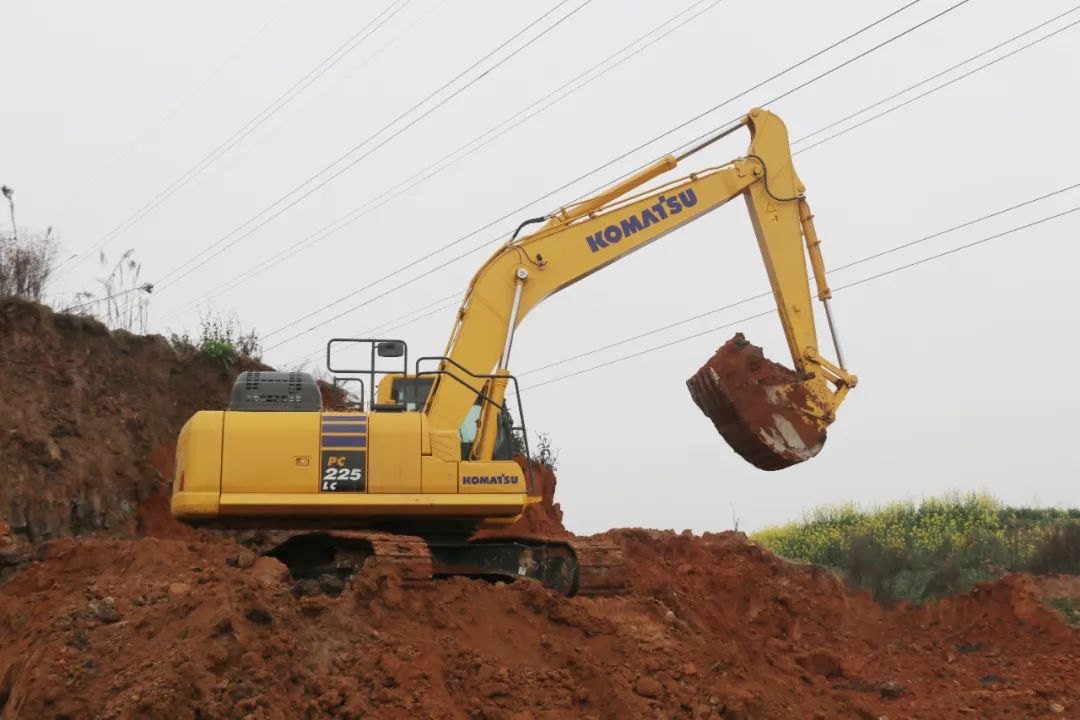 Different Quality and Experience of Komatsu PC225LC-11M0 Excavator