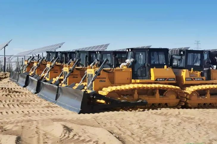 Spectacular! Liugong bulldozers cross the Ordos desert