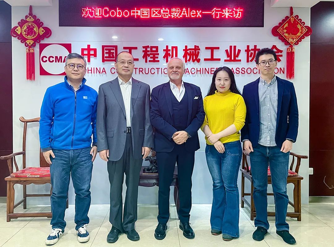 Secretary General Wu Peiguo Meets with Alex, President of COBO China
