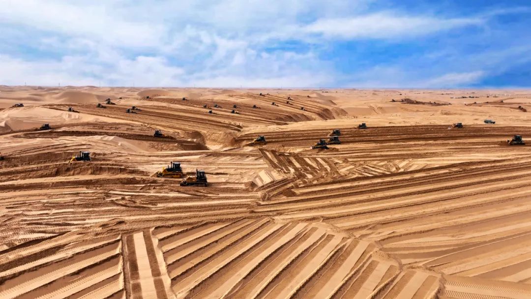 The sound of the machine is roaring and the upsurge is surging! Shantui 100 bulldozers play the March of desert photovoltaic construction